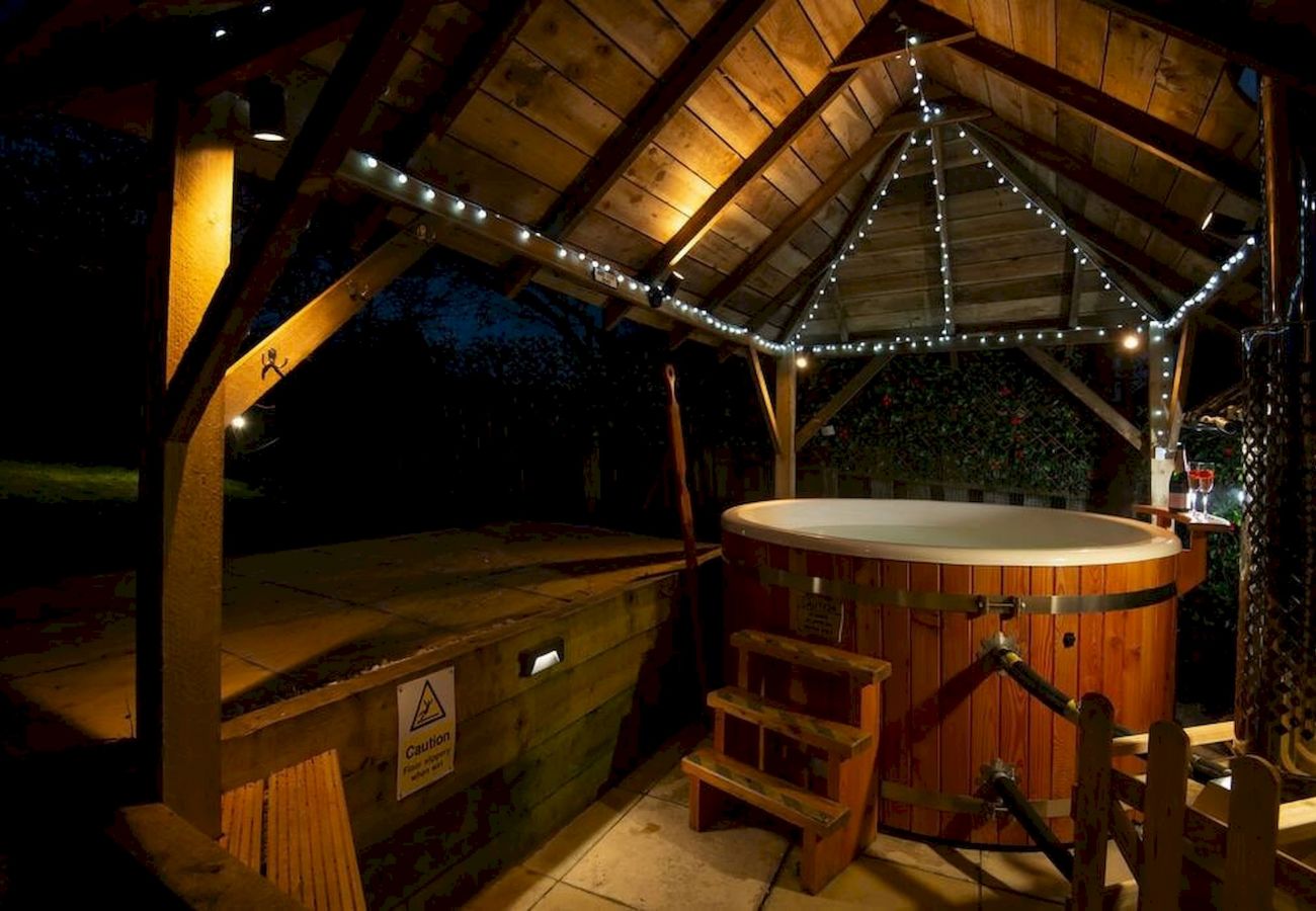 Landhaus in St Andrews - East Cottage | Wood Burning Hot Tub | Garden