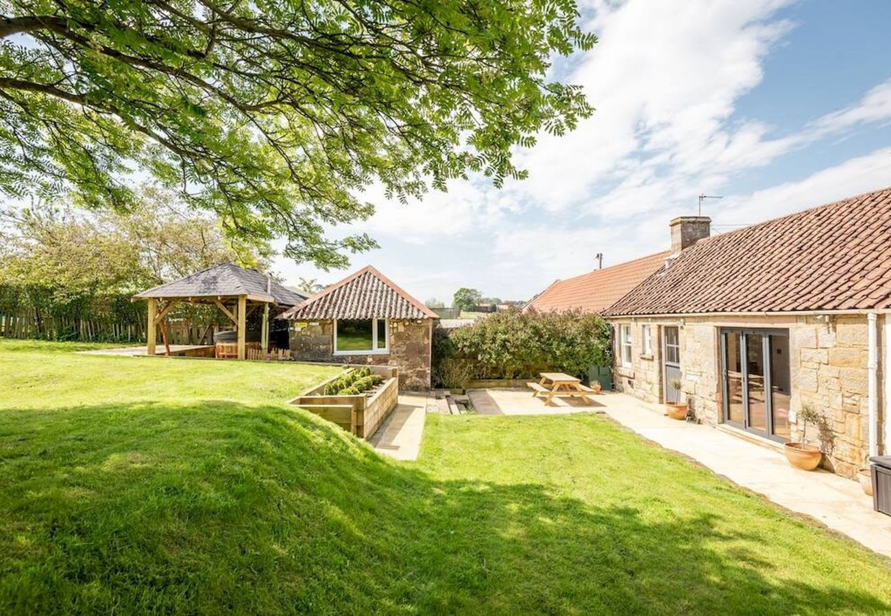 Landhaus in St Andrews - East Cottage | Wood Burning Hot Tub | Garden