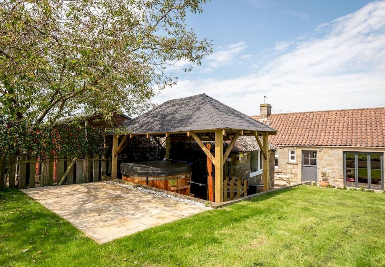 Landhaus in St Andrews - East Cottage | Wood Burning Hot Tub | Garden