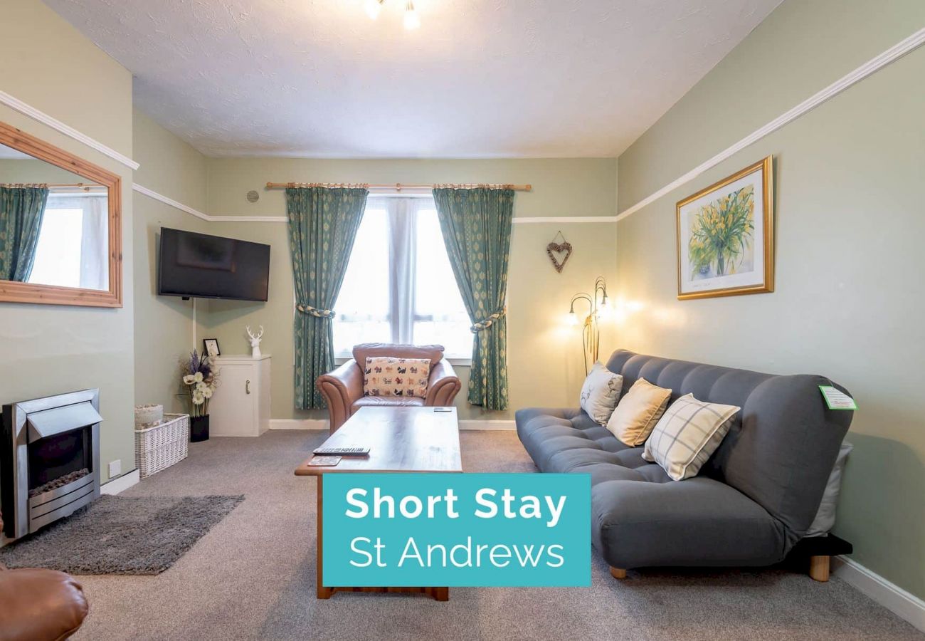 Ferienwohnung in St Andrews - Homely + Central 2 Bed Flat with Parking