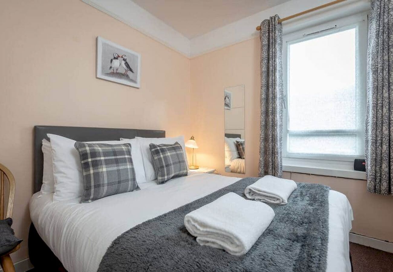 Ferienwohnung in St Andrews - Homely + Central 2 Bed Flat with Parking