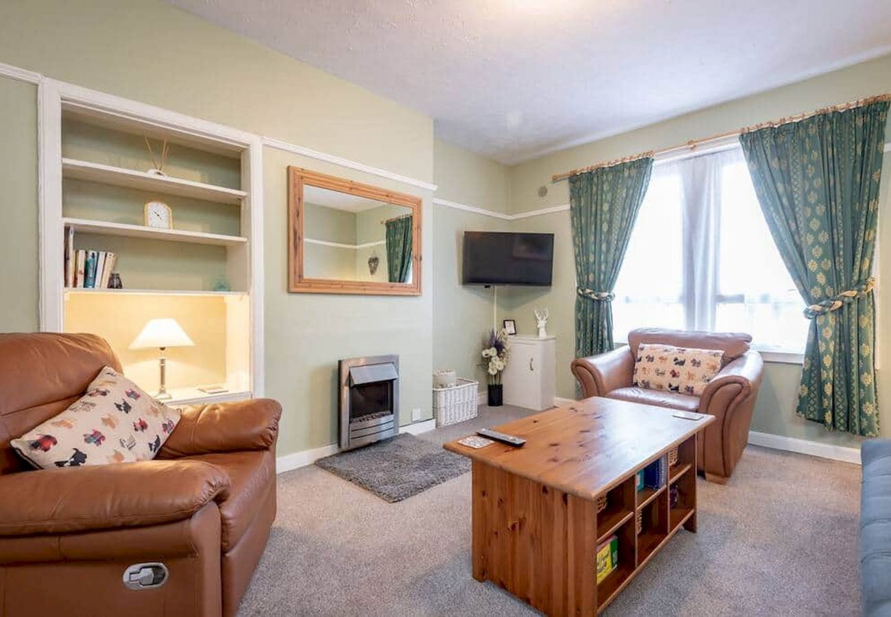 Ferienwohnung in St Andrews - Homely + Central 2 Bed Flat with Parking