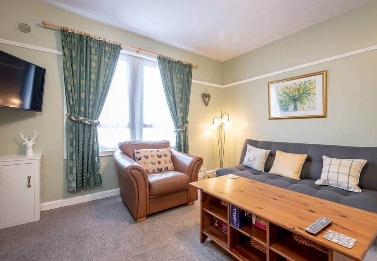 Ferienwohnung in St Andrews - Homely + Central 2 Bed Flat with Parking