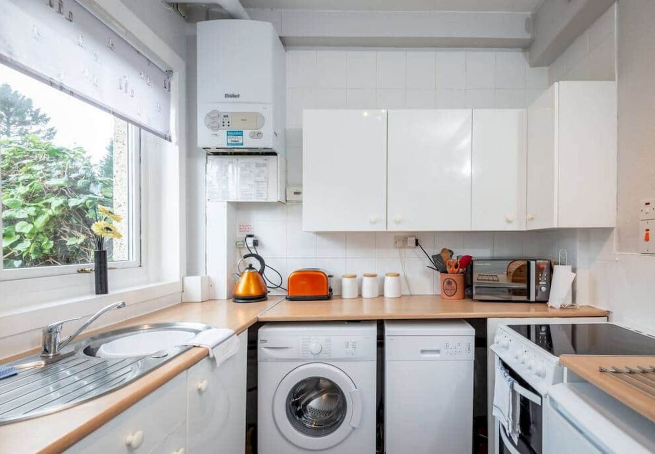 Ferienwohnung in St Andrews - Homely + Central 2 Bed Flat with Parking