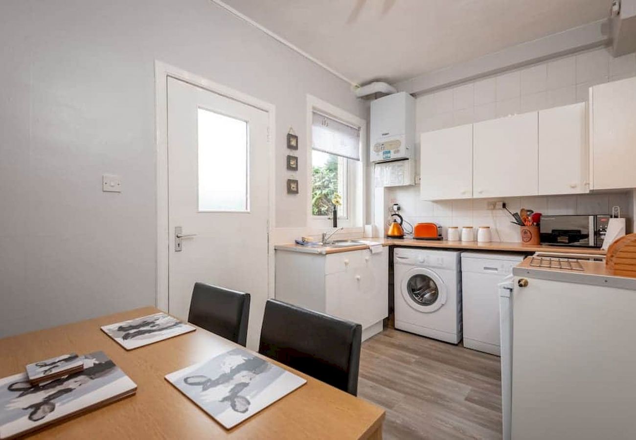 Ferienwohnung in St Andrews - Homely + Central 2 Bed Flat with Parking