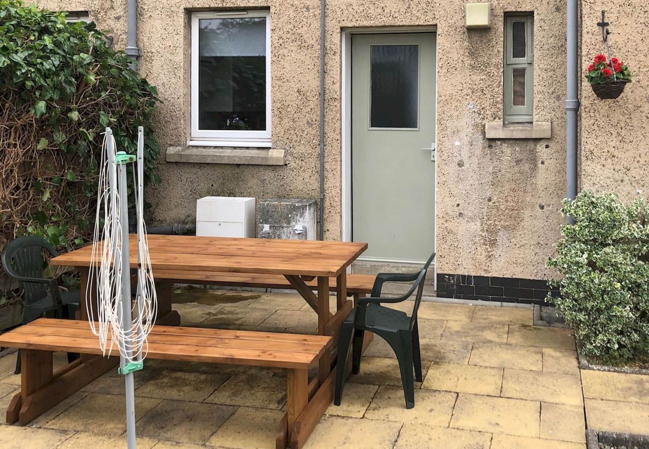 Ferienwohnung in St Andrews - Homely + Central 2 Bed Flat with Parking