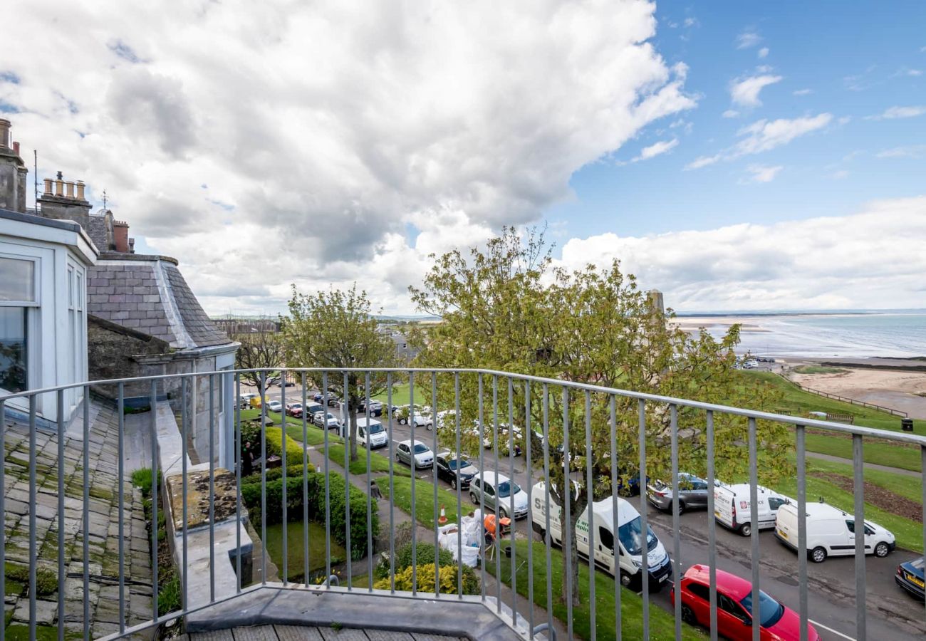 Ferienwohnung in St Andrews - Spectacular Penthouse | 100 yds to Old Course | Ba