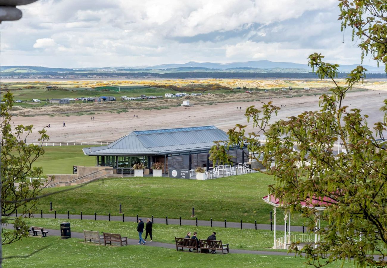 Ferienwohnung in St Andrews - Spectacular Penthouse | 100 yds to Old Course | Ba