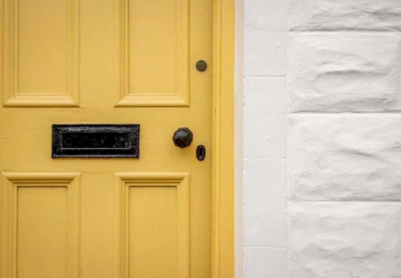 Landhaus in Elie - The Cupboard | Cosy Weavers Cottage | Wood Burner