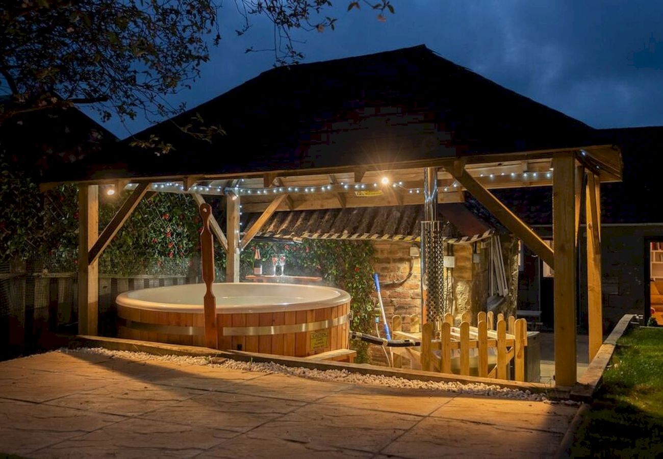 Casa rural en St Andrews - East Cottage | Wood Burning Hot Tub | Garden