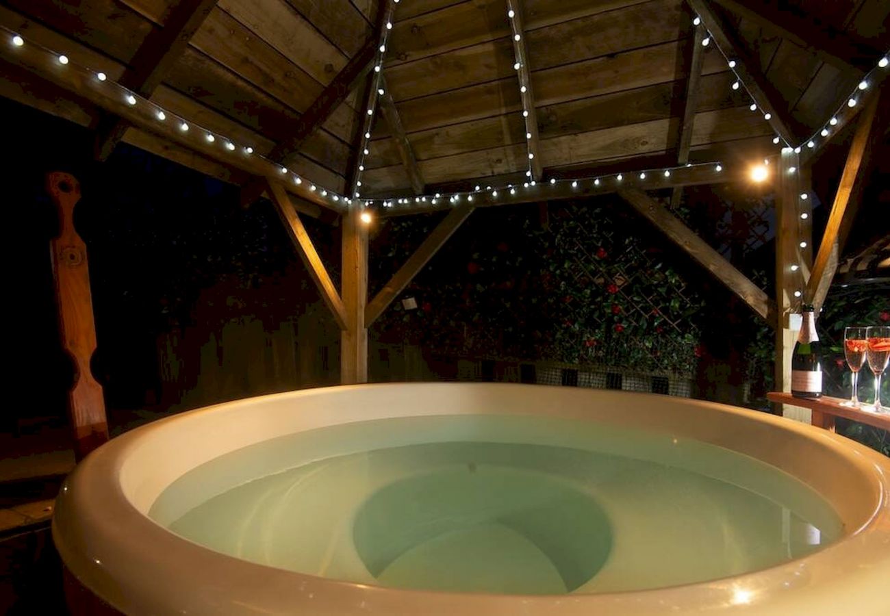 Casa rural en St Andrews - East Cottage | Wood Burning Hot Tub | Garden