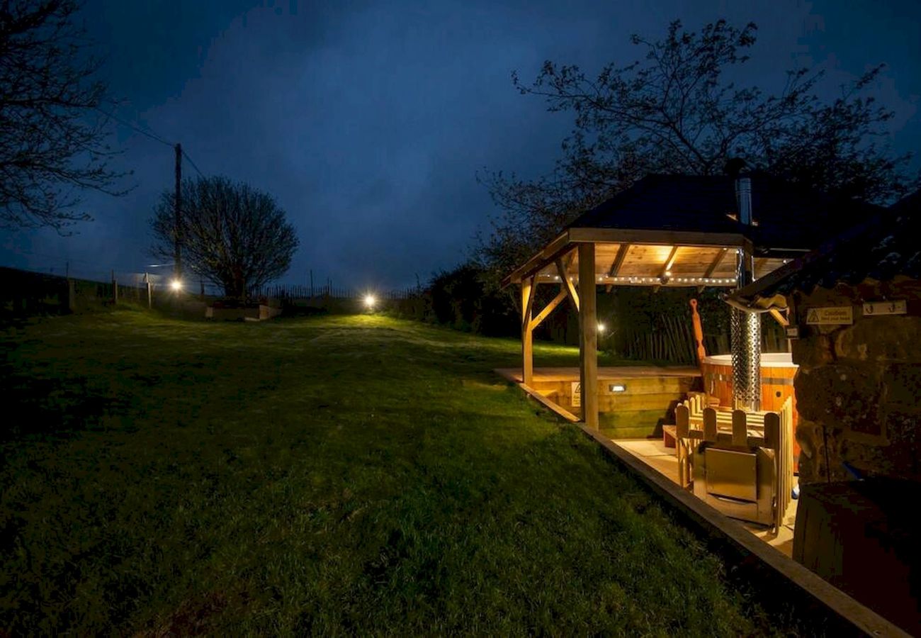 Casa rural en St Andrews - East Cottage | Wood Burning Hot Tub | Garden