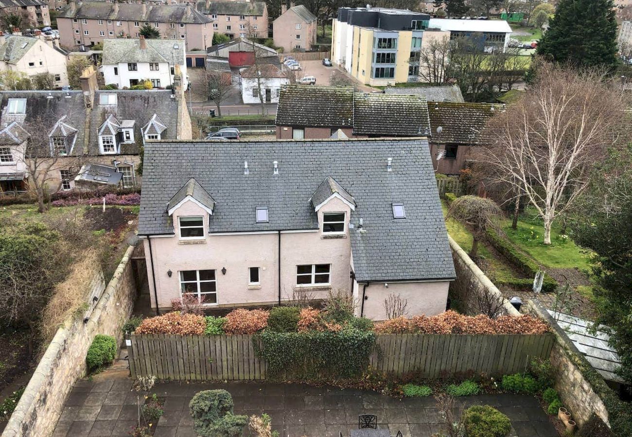 House in St Andrews - Dempster Lodge nr Old Course - Sleeps 10 | Parking