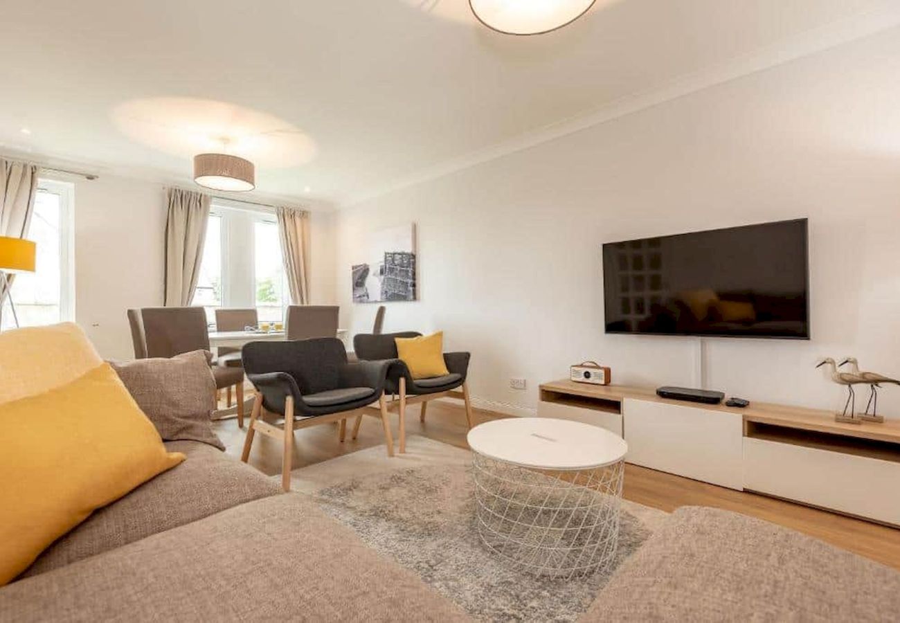 The bright open plan living room/dining room comfortably seats 6 guests.  The living area features a smart tv and DAB radio