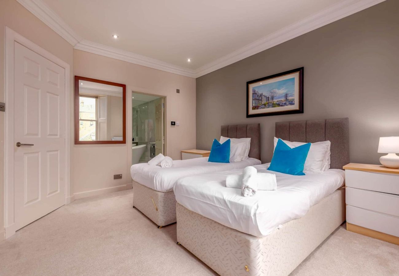 Apartment in St Andrews - Golfer's Dream | 100 yds to Old Course | Parking